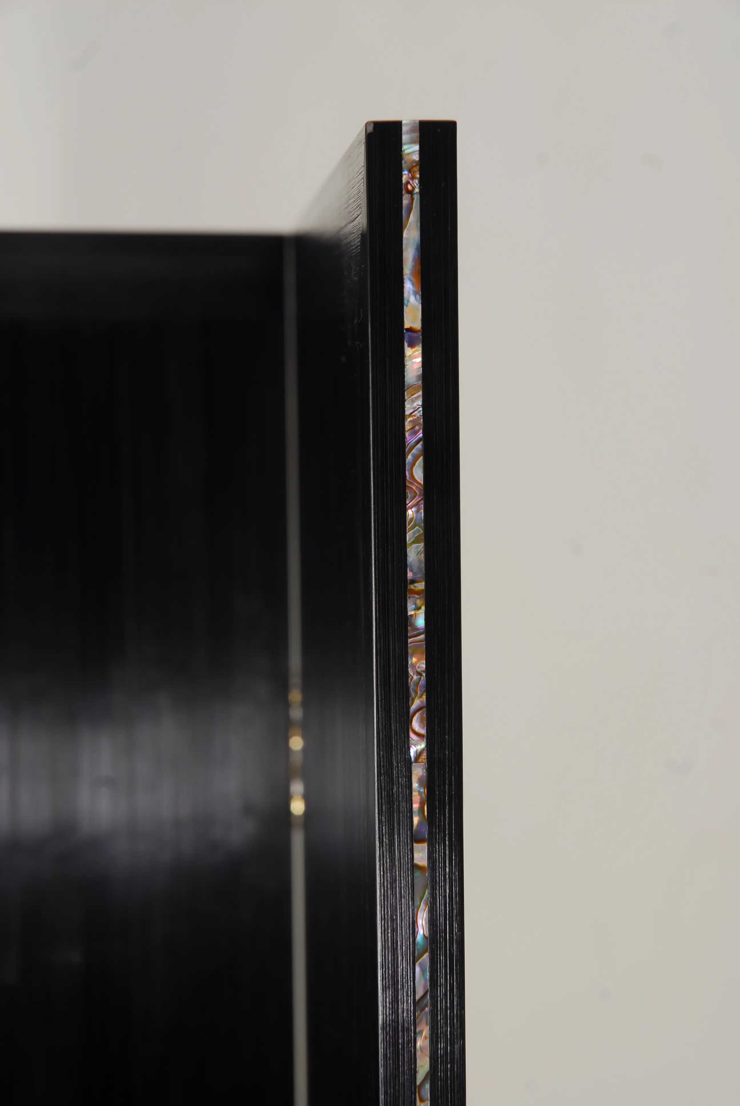 Marqueterie de paille noire, motifs aléatoires et incrustation de filets de nacre.