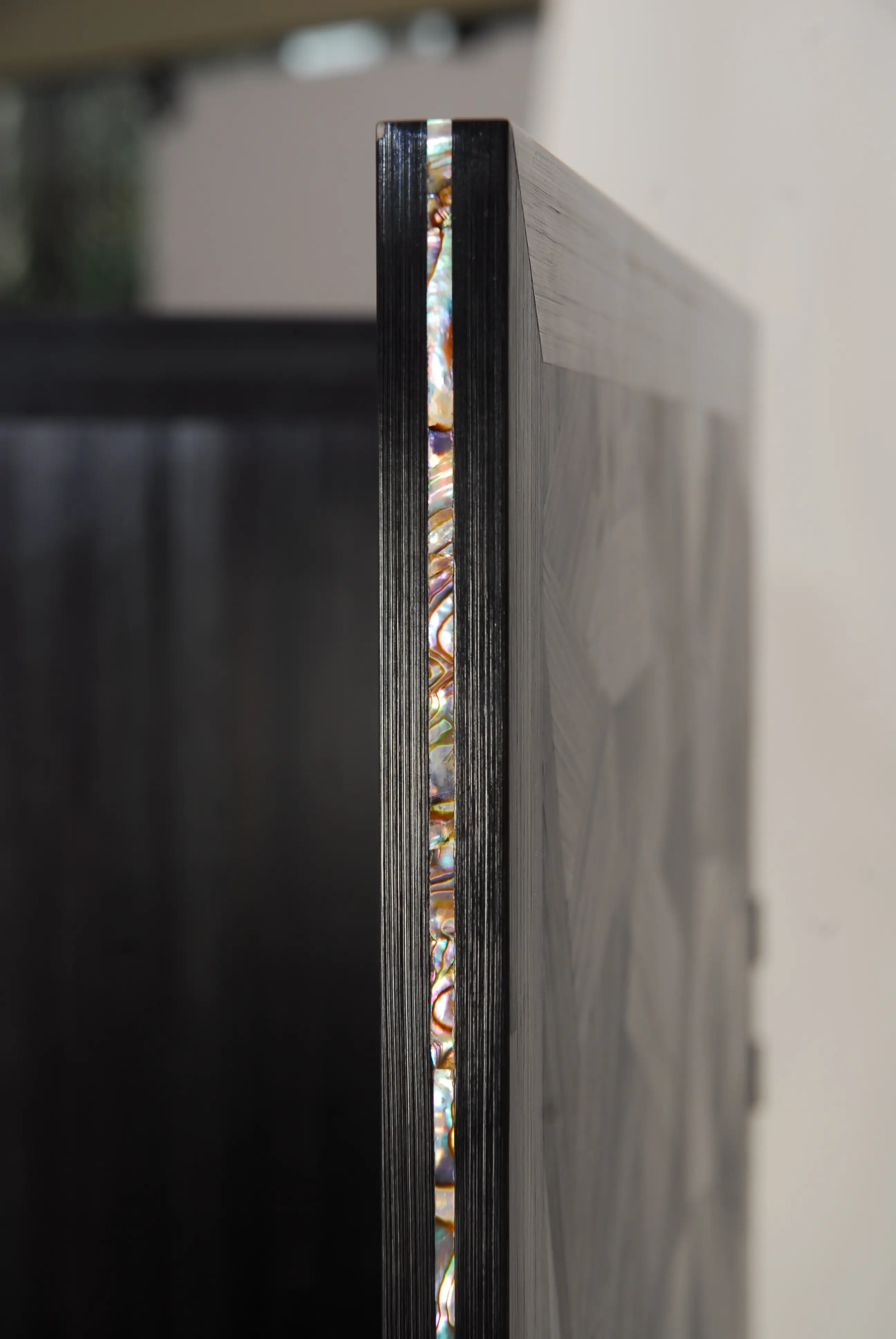 Marqueterie de paille noire, motifs aléatoires et incrustation de filets de nacre.