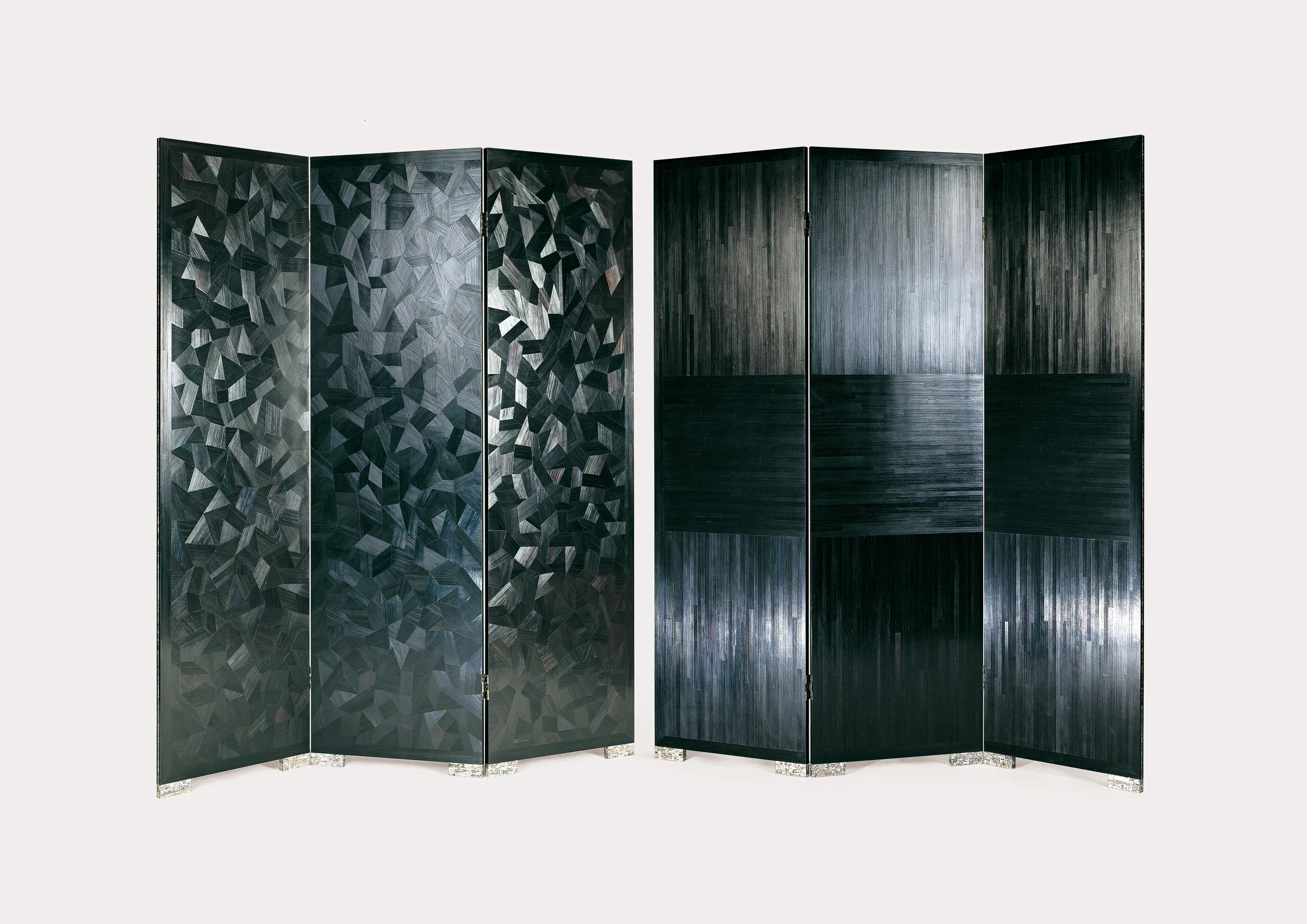 Marqueterie de paille noire, motifs aléatoires et incrustation de filets de nacre.