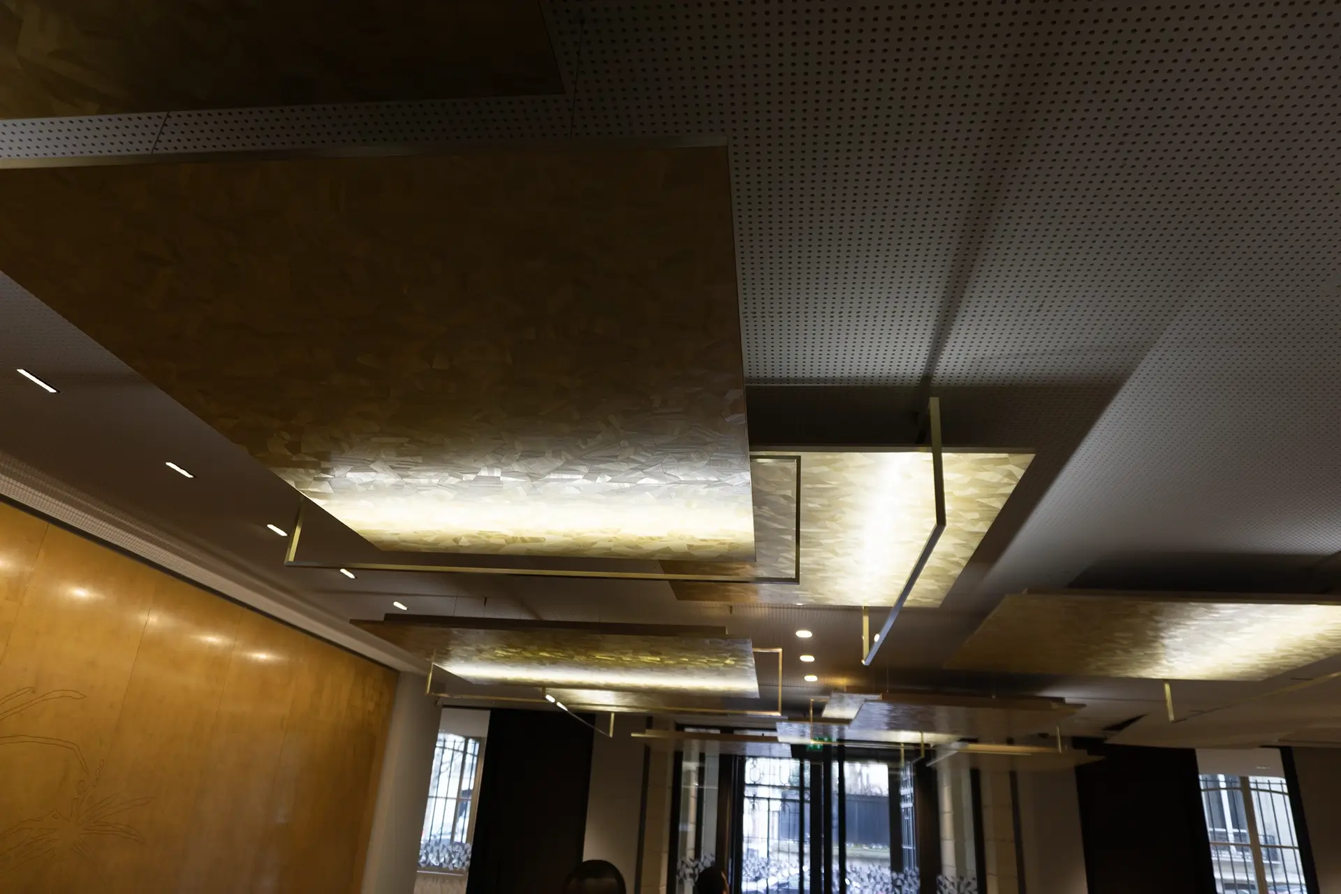 Ensembles de panneaux en marqueterie de paille naturelle, motifs aléatoires, mis en lumière par Ombre Portée.