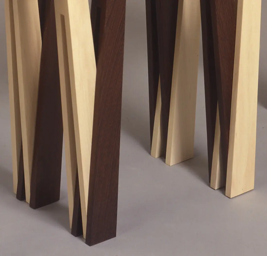 Sellettes en bois de charme, bois de wengé et parchemin.
