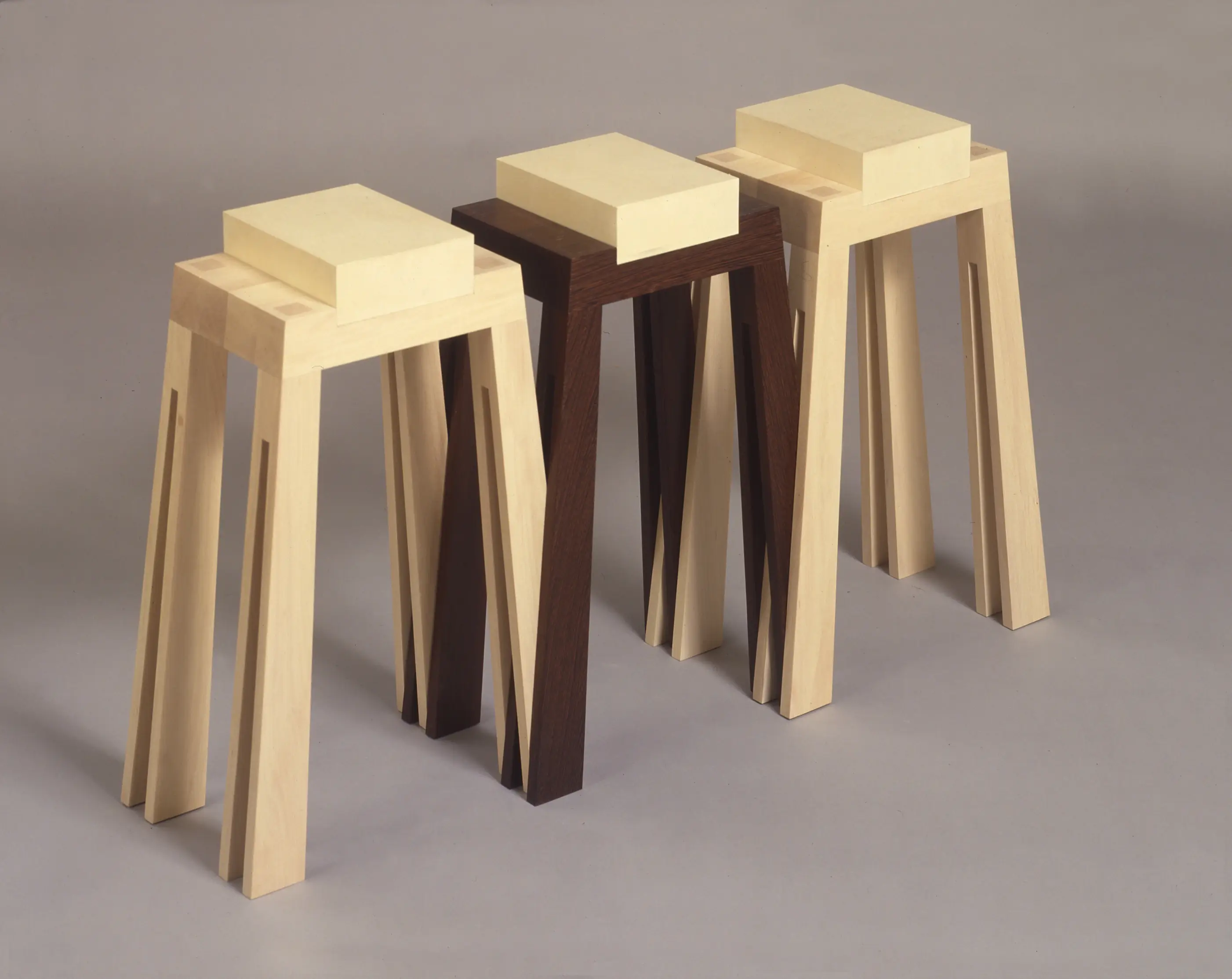 Sellettes en bois de charme, bois de wengé et parchemin.