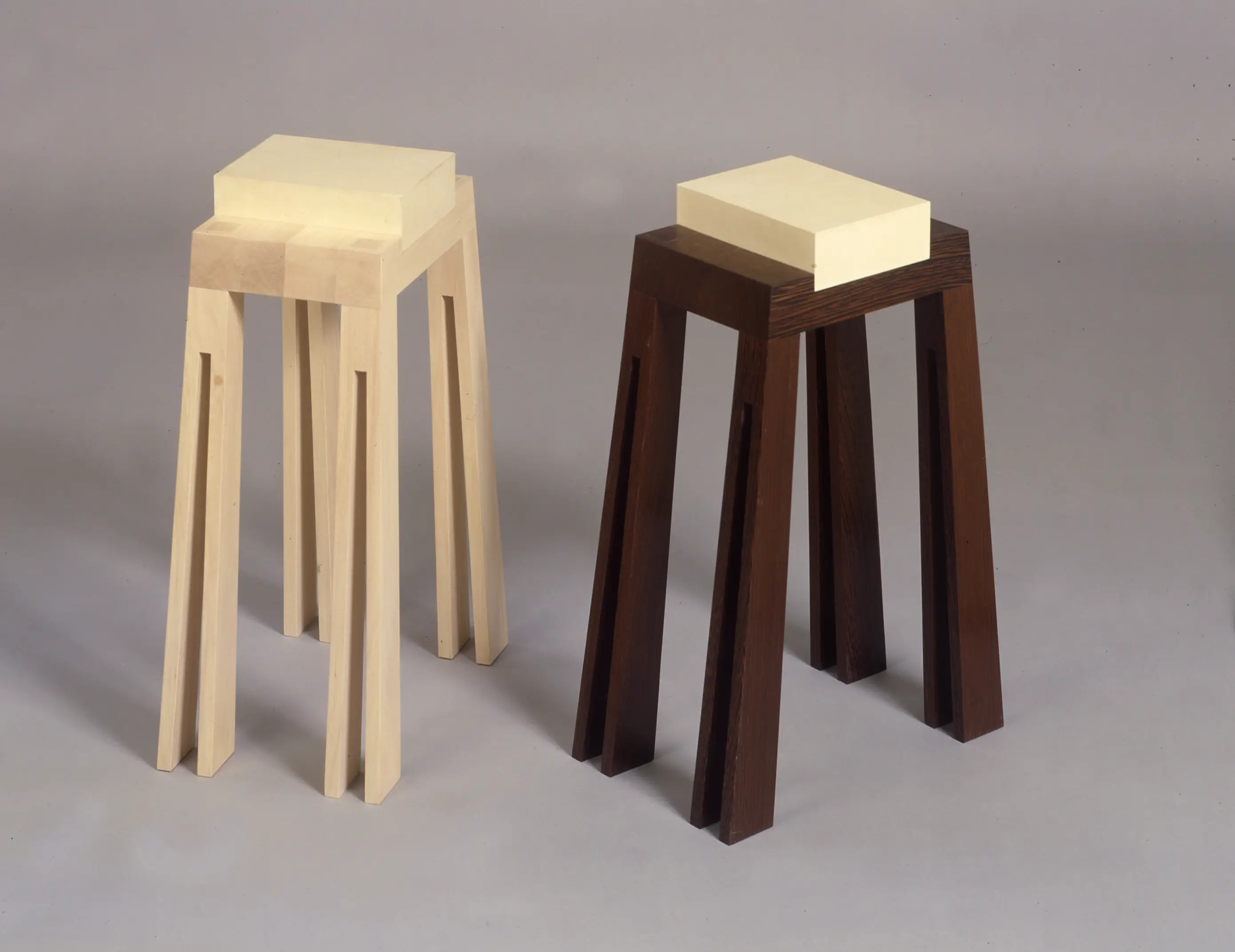 Sellettes en bois de charme, bois de wengé et parchemin.