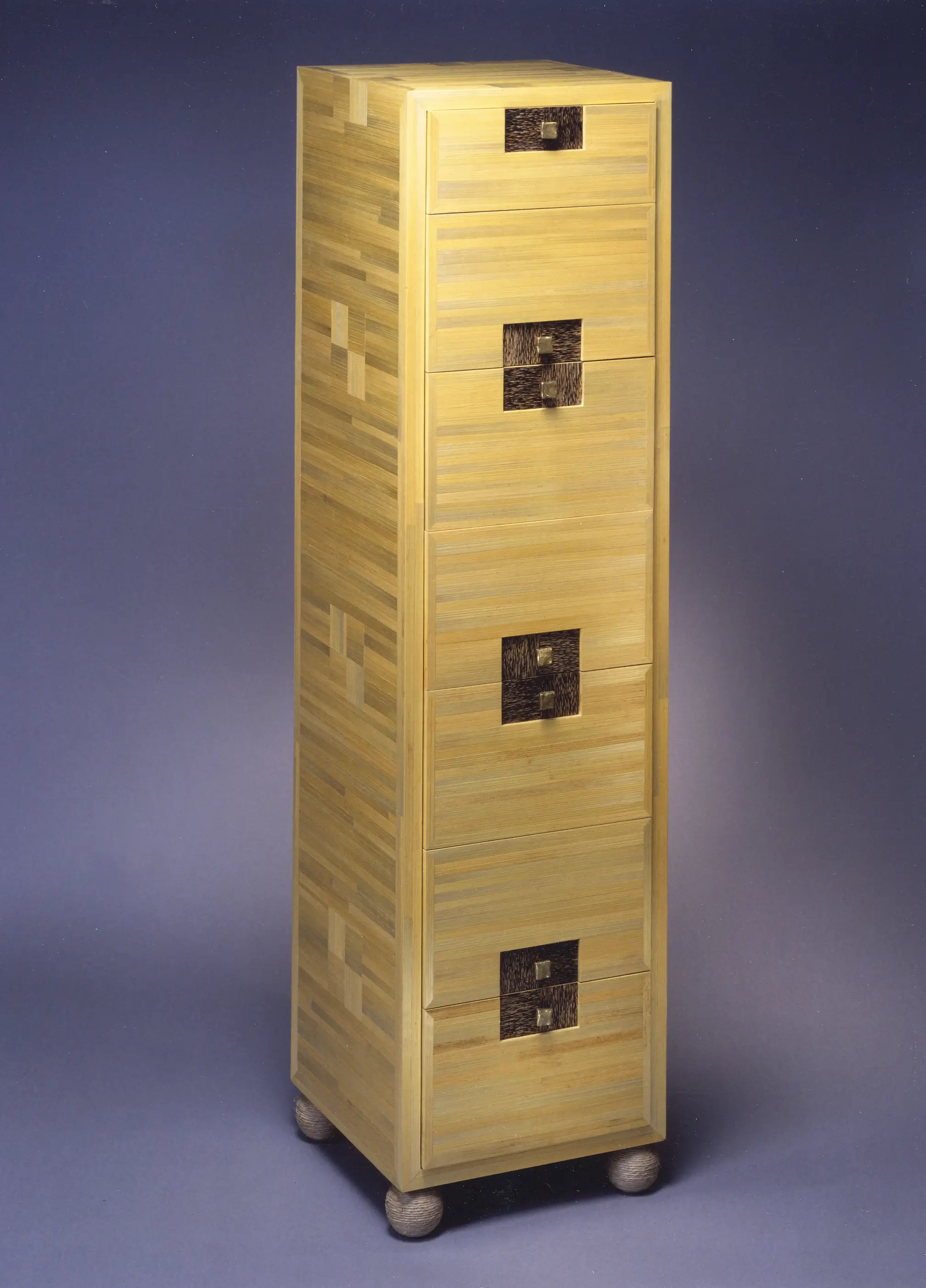 Ensemble de semainiers en marqueterie de paille de diverses couleurs, galuchats assortis, bronzes dorés ou argentés. Intérieurs en bois de chêne.