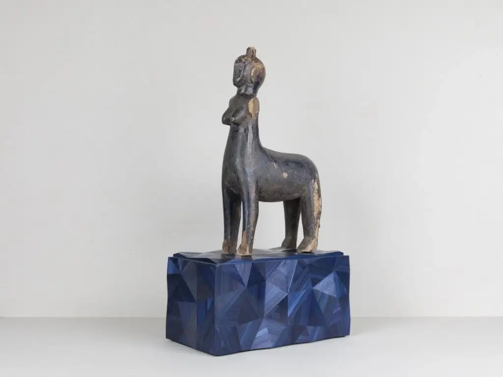 Socle en marqueterie de paille teintée, sculpture Africaine.