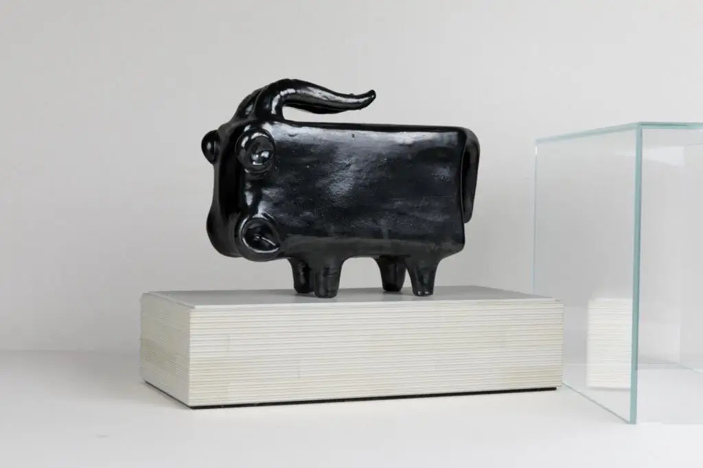 Socle en marqueterie d’os de bovin, sculpture des frères Cloutier.
