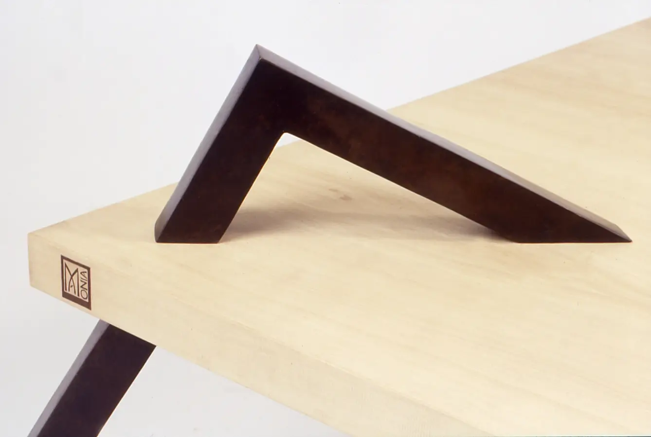 Table basse en bois de charme et bronze patiné.
