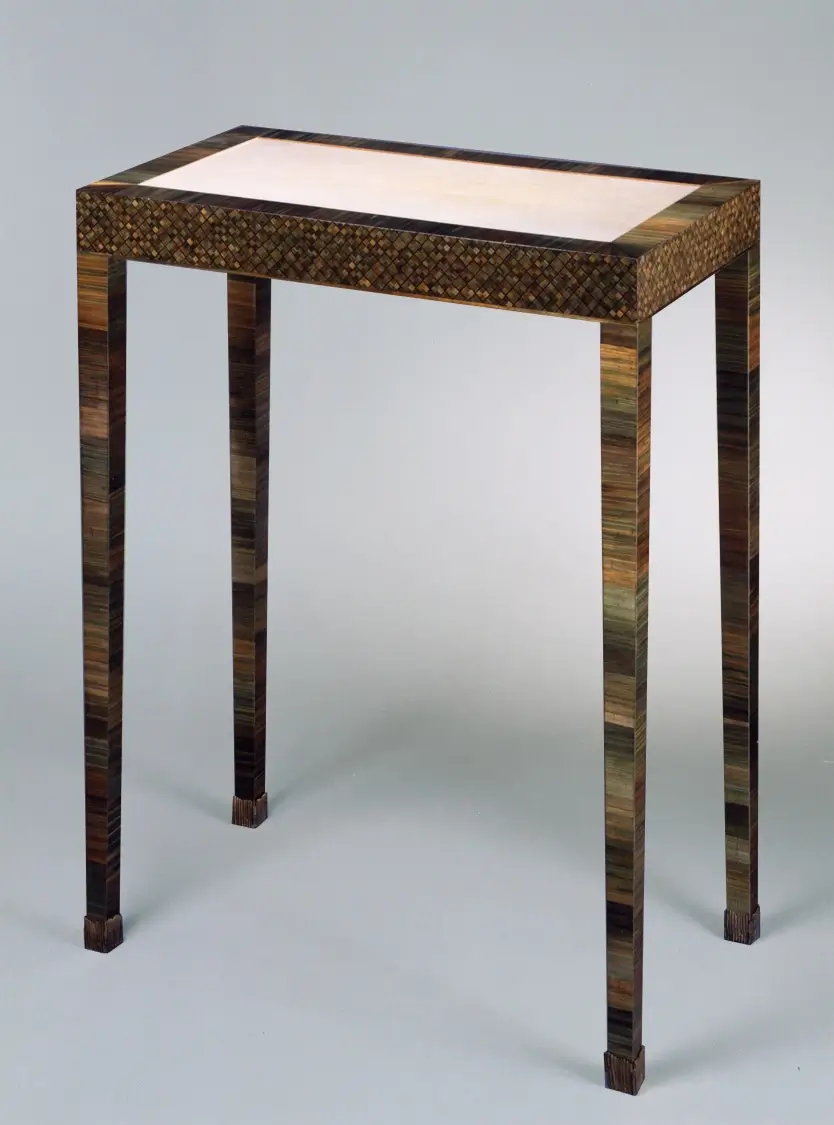 Paire de tables d’écritures en marqueterie de paille teintée, parchemin, sabots et boutons en bronze argenté.