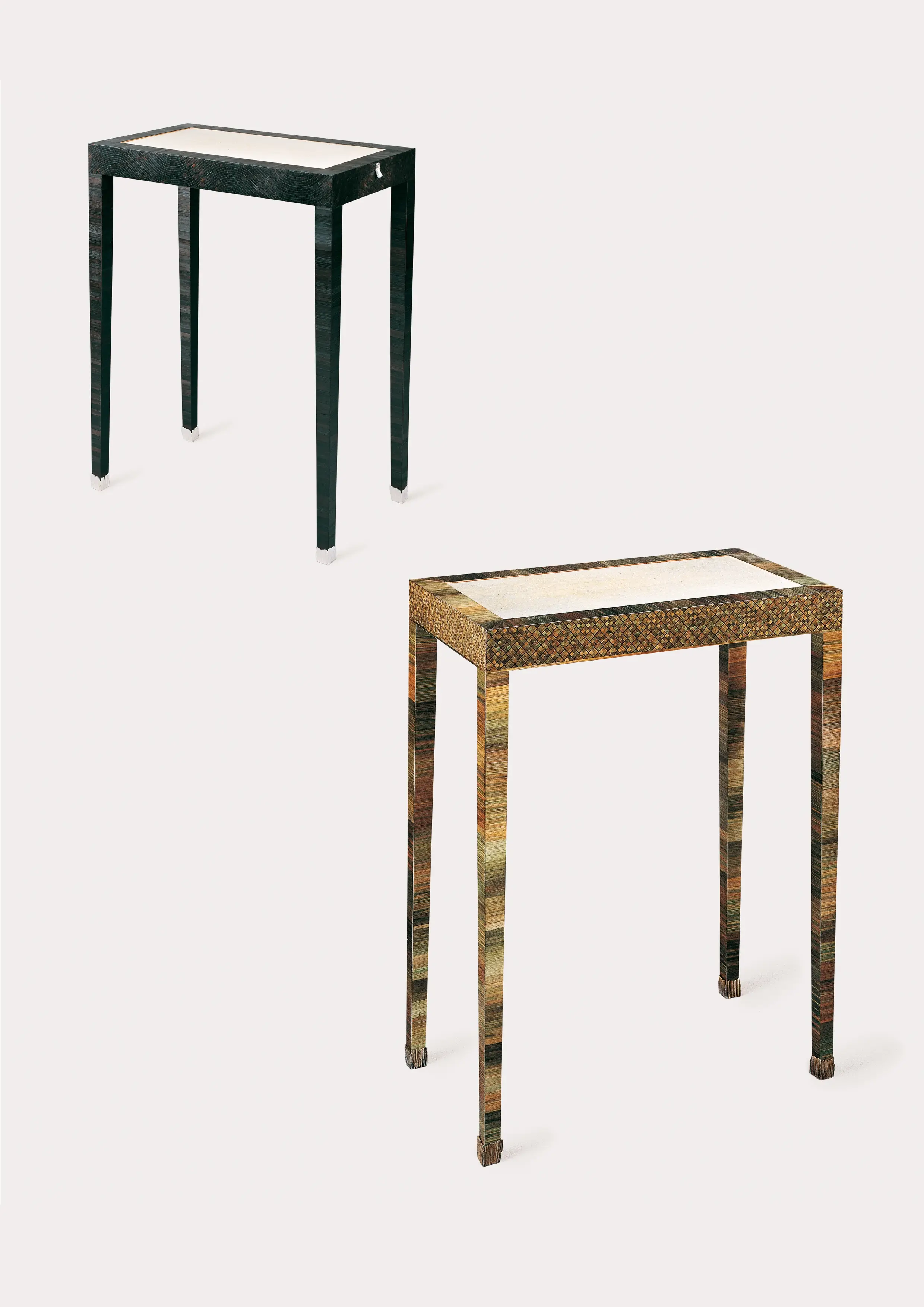 Paire de tables d’écritures en marqueterie de paille teintée, parchemin, sabots et boutons en bronze argenté.