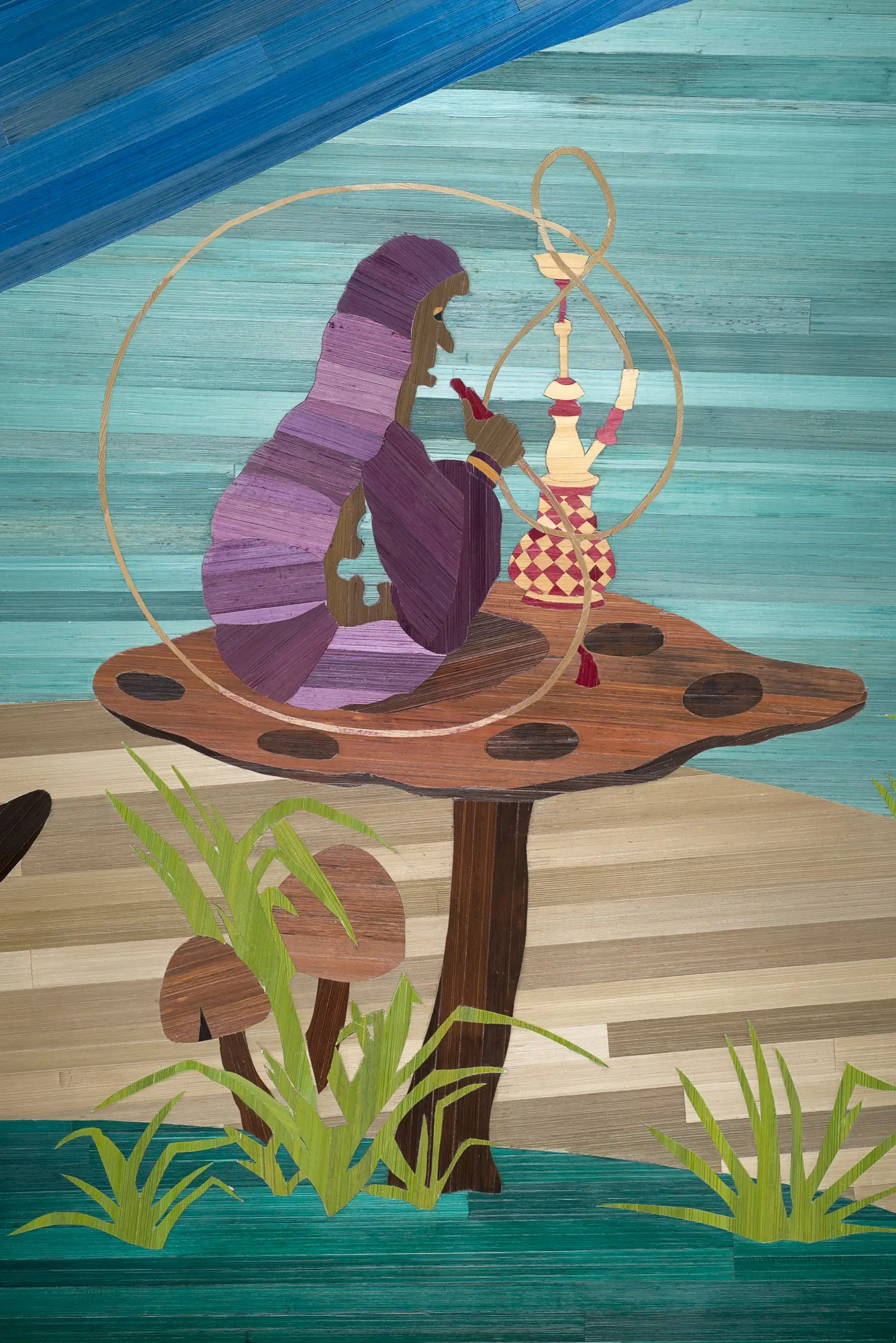 Détail de la tête de lit en marqueterie de paille, avec les personnages issus des illustrations du livre de Lewis Caroll.