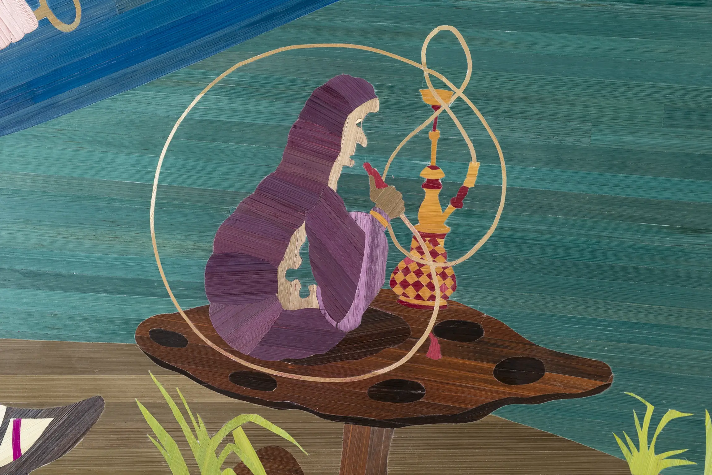 Détail de la tête de lit en marqueterie de paille, avec les personnages issus des illustrations du livre de Lewis Caroll.