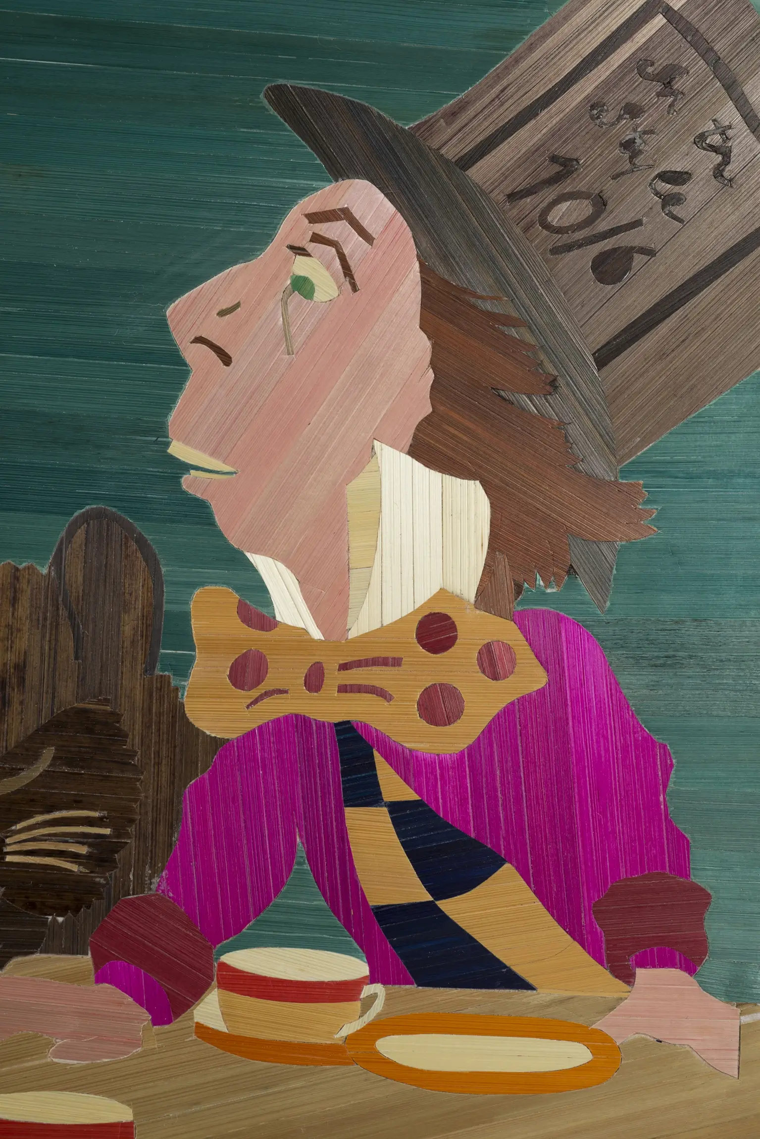 Détail de la tête de lit en marqueterie de paille, avec les personnages issus des illustrations du livre de Lewis Caroll.