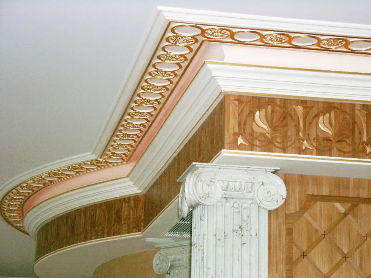 Panneaux décoratifs en marqueterie de paille dorée.