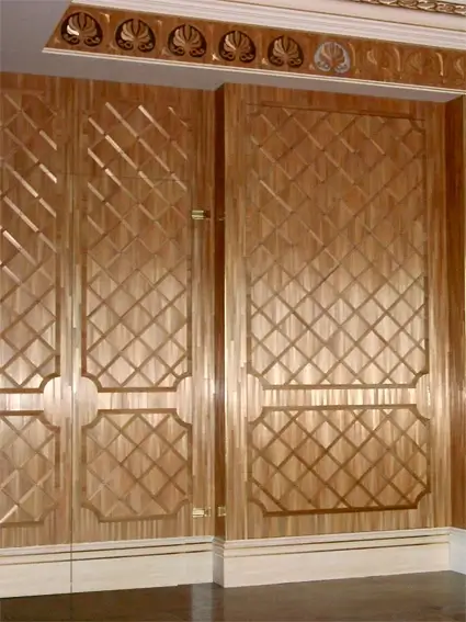 Panneaux décoratifs en marqueterie de paille dorée.