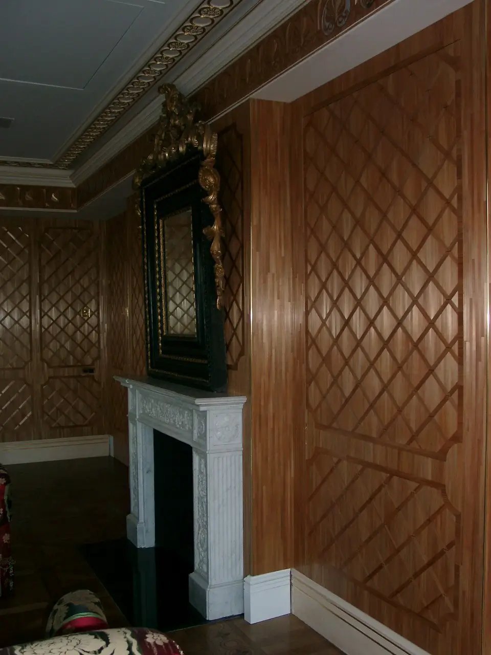 Panneaux décoratifs en marqueterie de paille dorée.