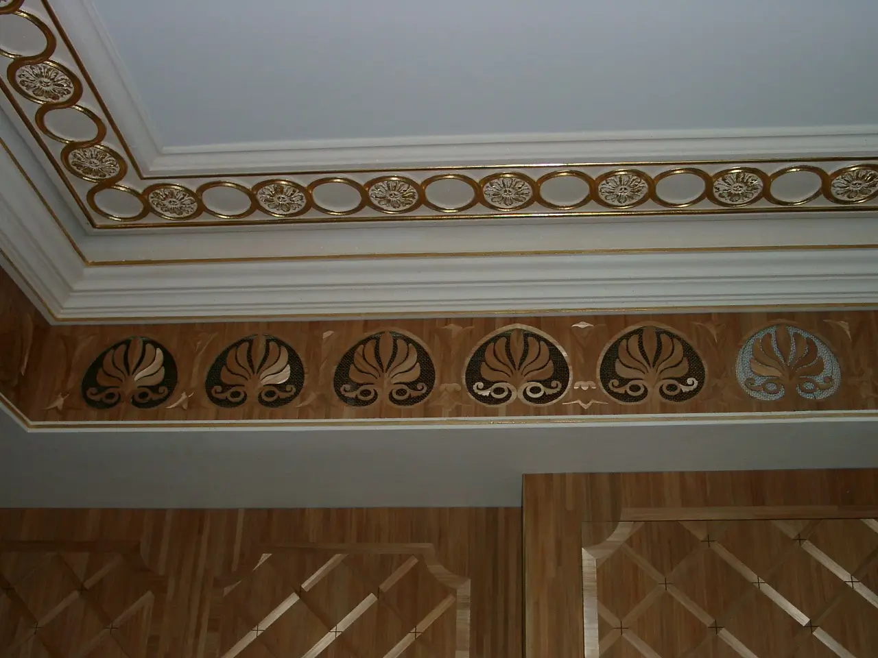 Panneaux décoratifs en marqueterie de paille dorée.