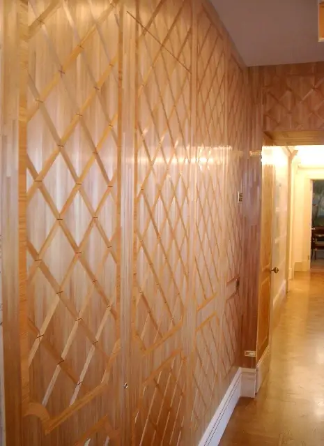 Panneaux décoratifs en marqueterie de paille dorée.
