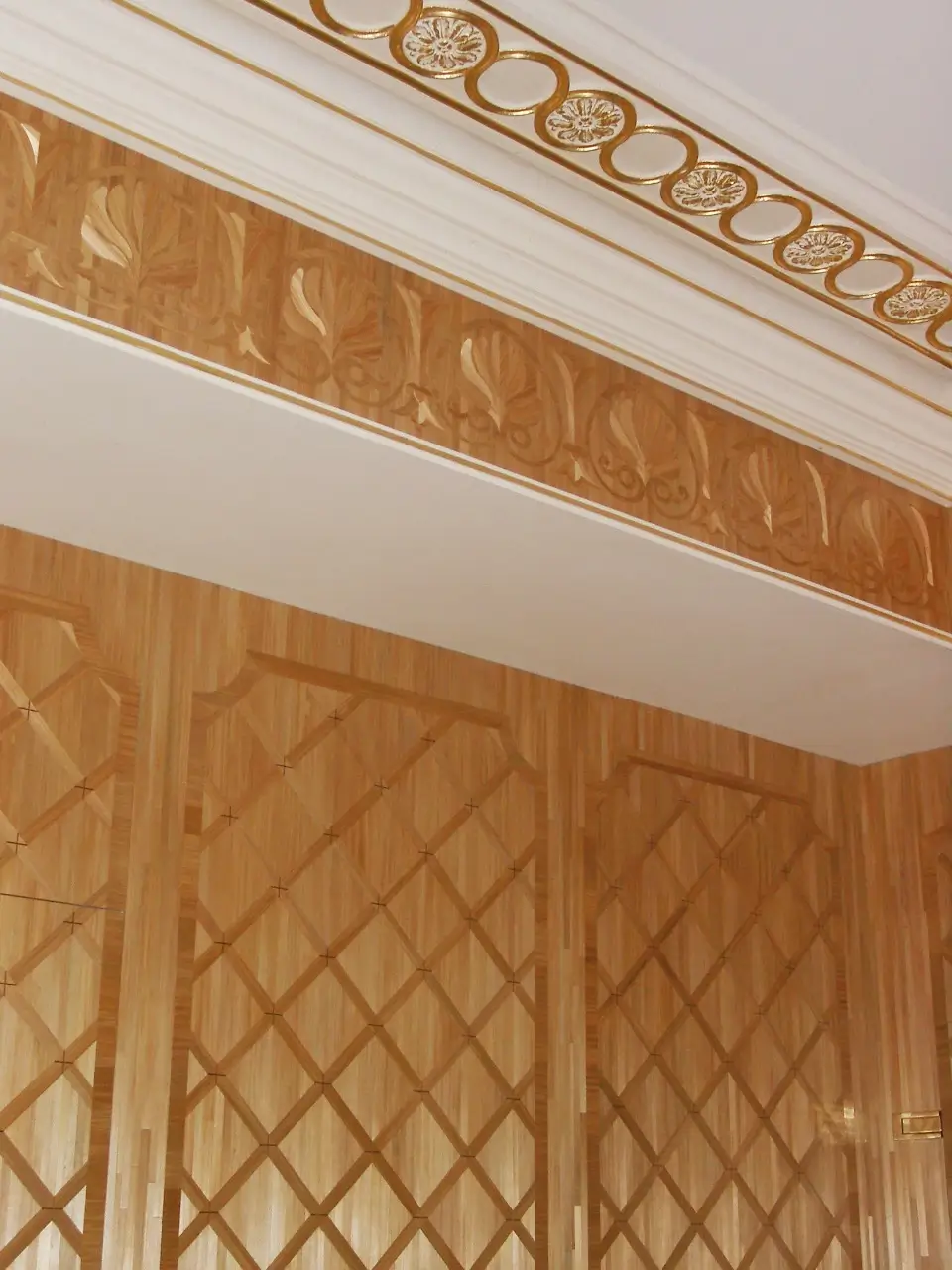 Panneaux décoratifs en marqueterie de paille dorée.