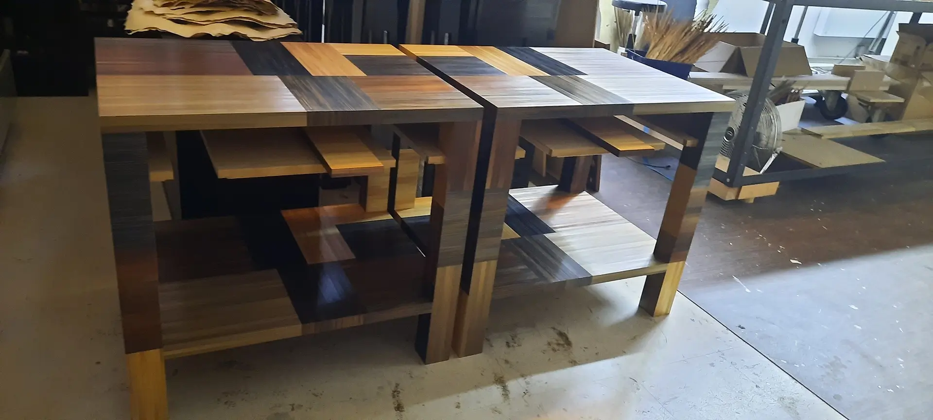Mobilier en laiton, fer forgé et marqueterie de paille.