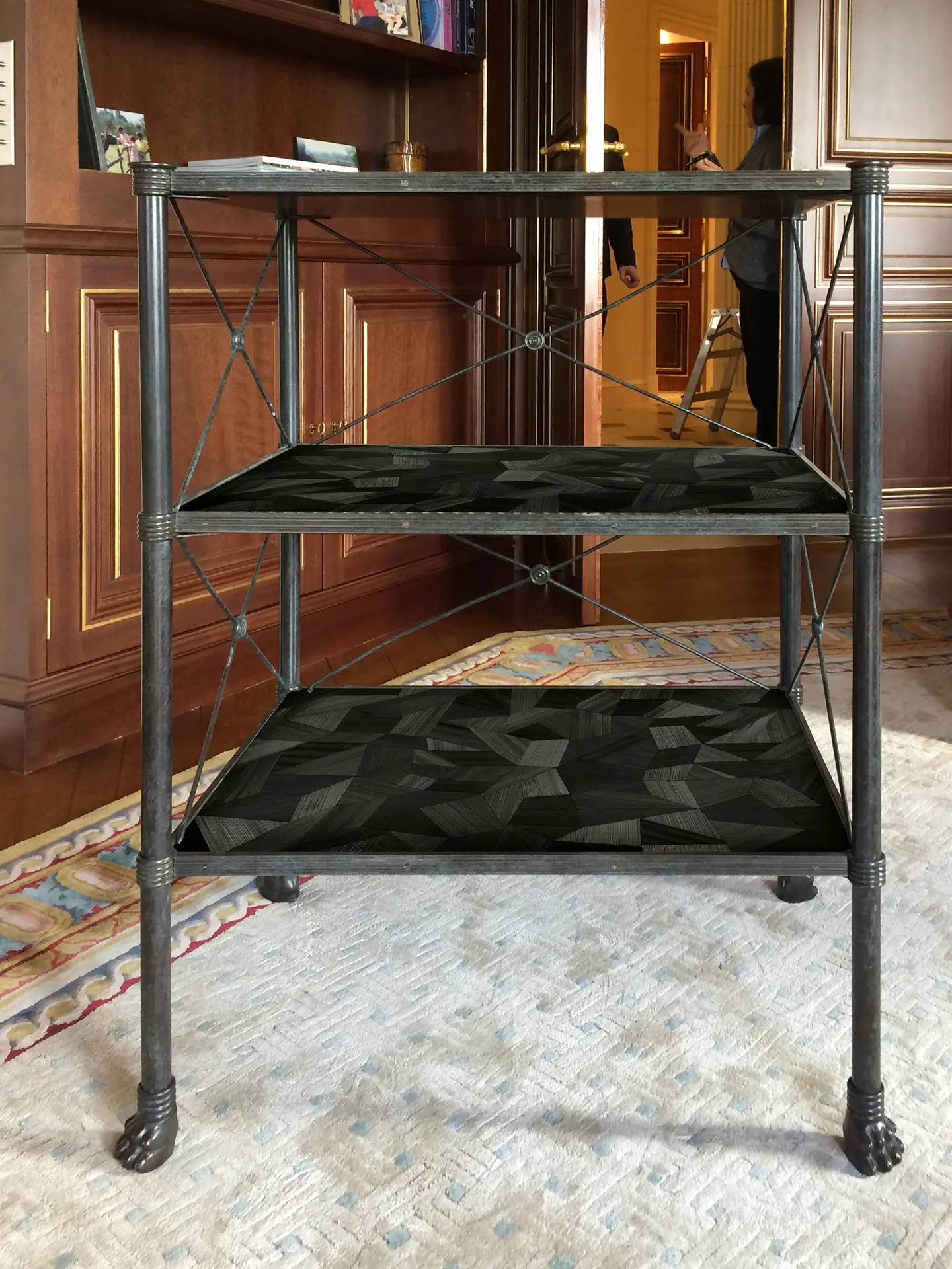 Mobilier en laiton, fer forgé et marqueterie de paille.