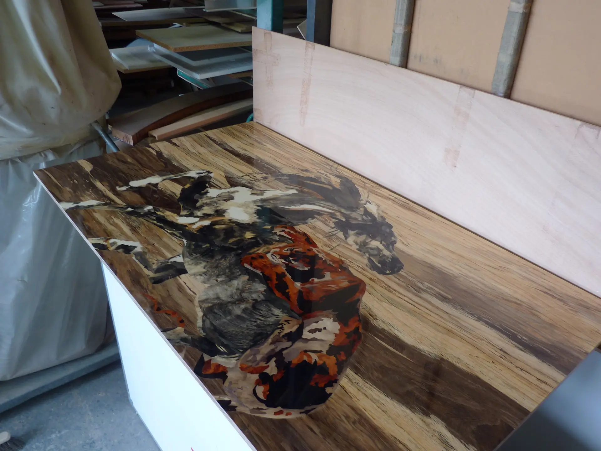 Marqueterie de diverses essences de bois.