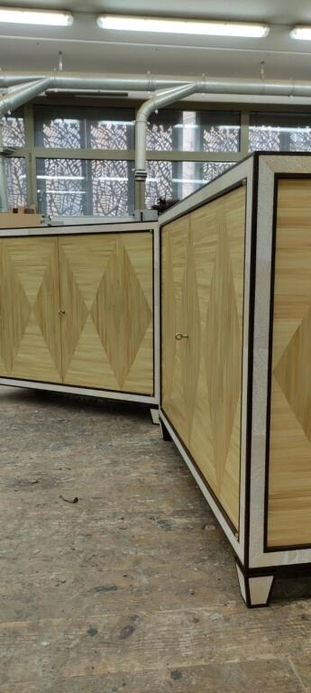 Paire de buffets et marqueterie de paille teintée, bois de noyer et galuchat cérusé.