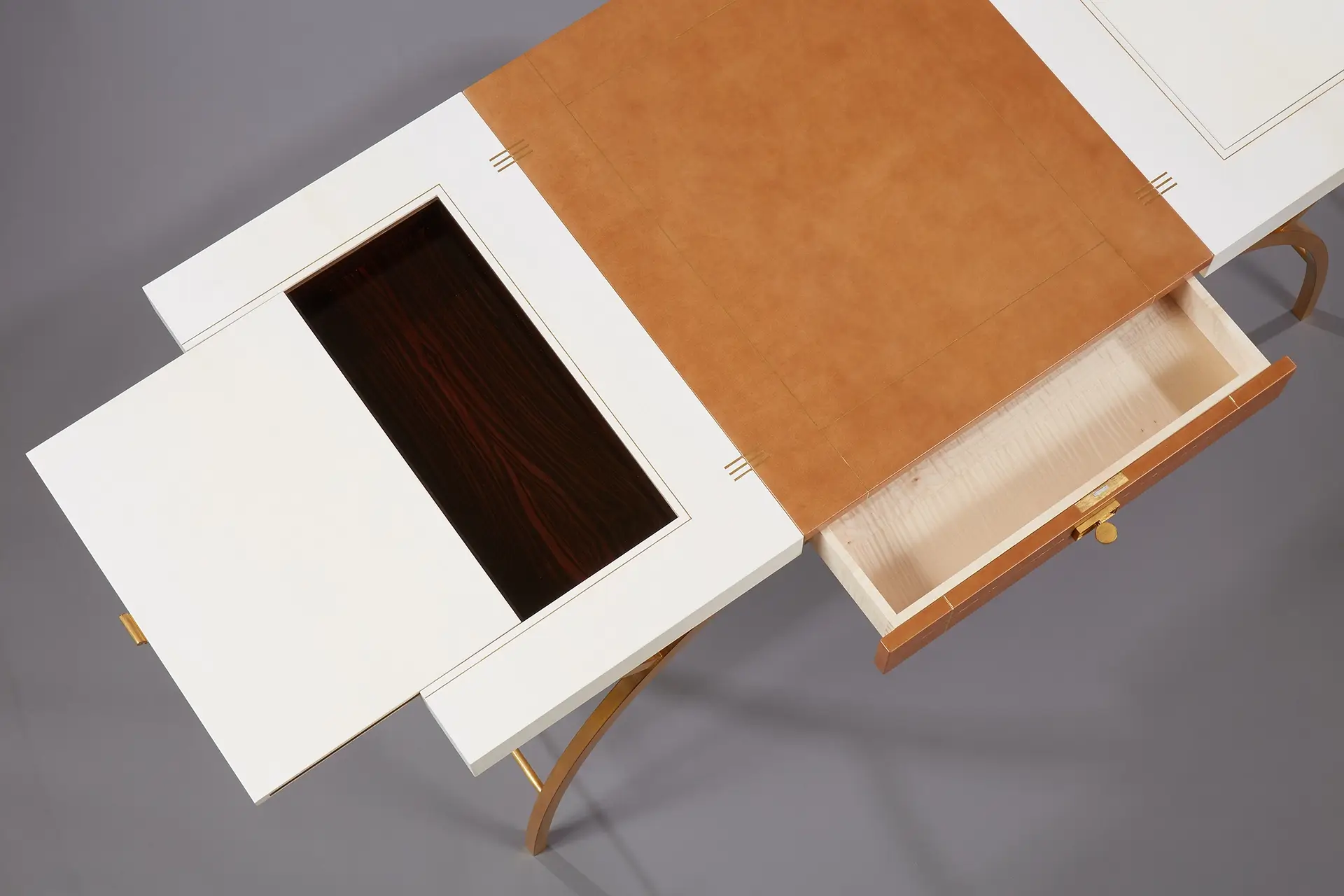 Bureau en laiton, cuir et parchemin.