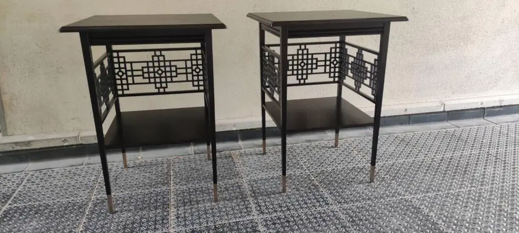 Série de tables en chêne teinté et plateau en marbre.