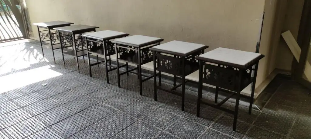 Série de tables en chêne teinté et plateau en marbre.
