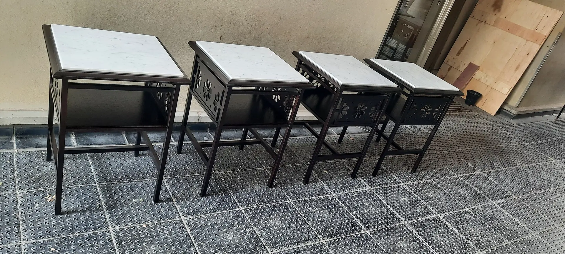 Série de tables en chêne teinté et plateau en marbre.