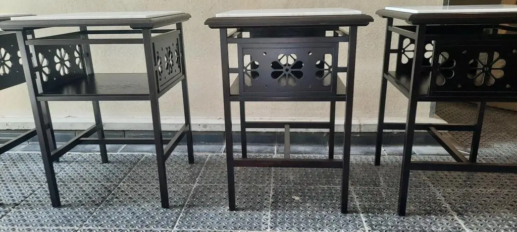 Série de tables en chêne teinté et plateau en marbre.