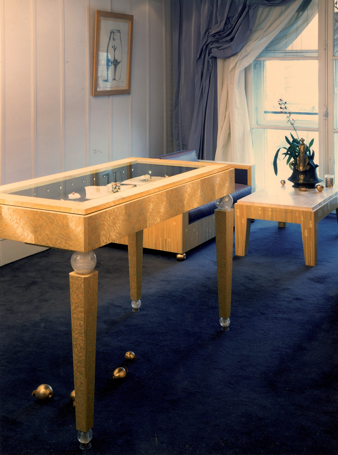 Série de meubles, console, canapés, table basse et paravent, en marqueterie de paille, cristal, galuchat, soie sauvage et fibre optique.