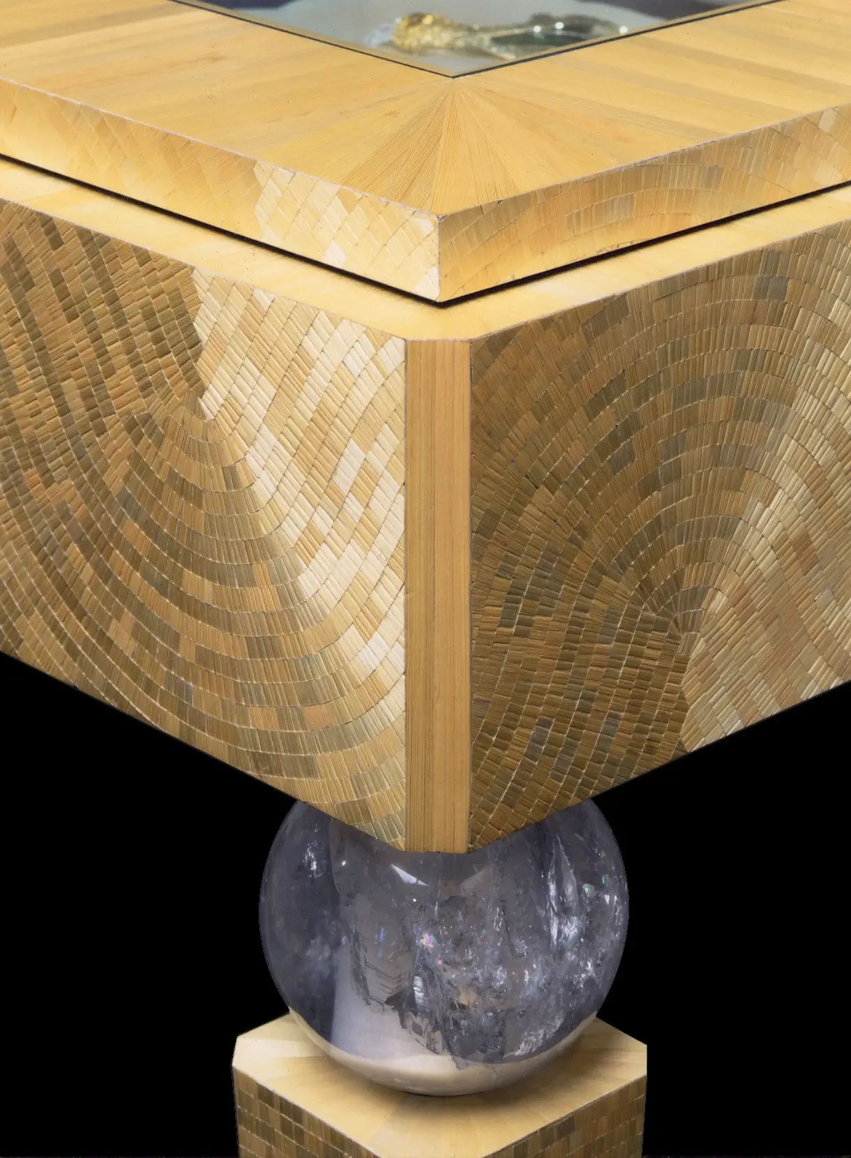 Série de meubles, console, canapés, table basse et paravent, en marqueterie de paille, cristal, galuchat, soie sauvage et fibre optique.