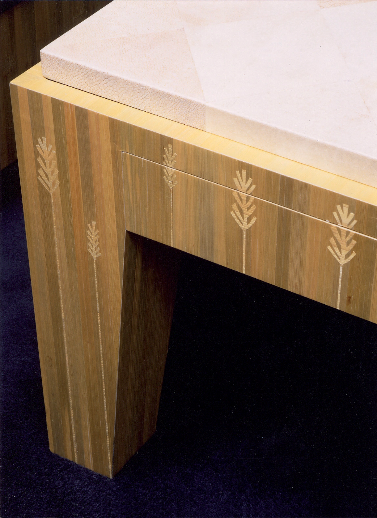 Série de meubles, console, canapés, table basse et paravent, en marqueterie de paille, cristal, galuchat, soie sauvage et fibre optique.