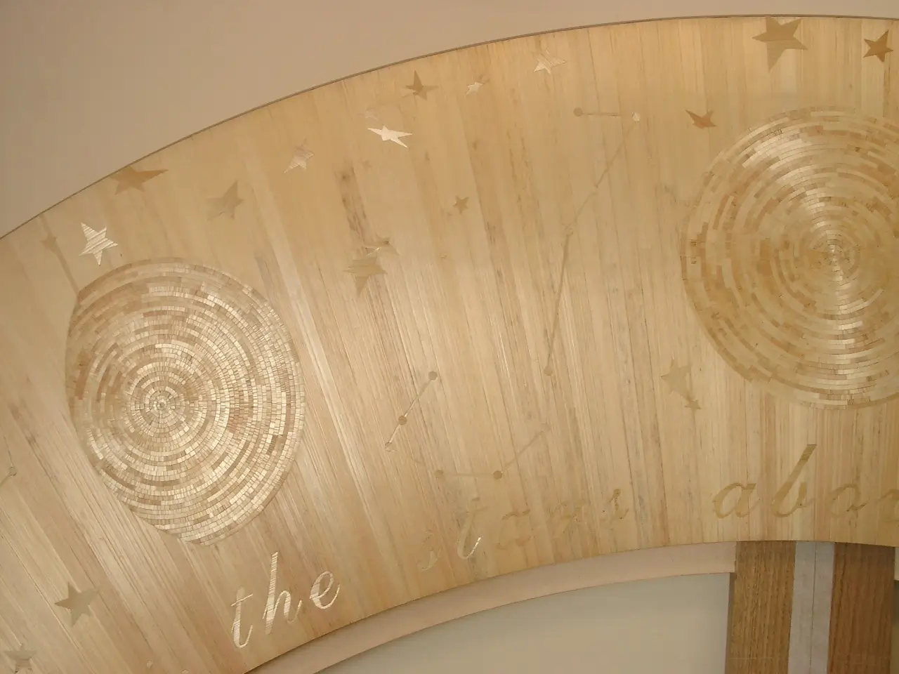 Tête de lit en marqueterie de paille naturelle, incrustation de cristaux Swarovski.