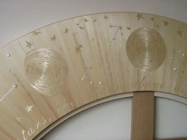 Tête de lit en marqueterie de paille naturelle, incrustation de cristaux Swarovski.