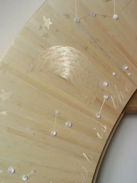 Tête de lit en marqueterie de paille naturelle, incrustation de cristaux Swarovski.