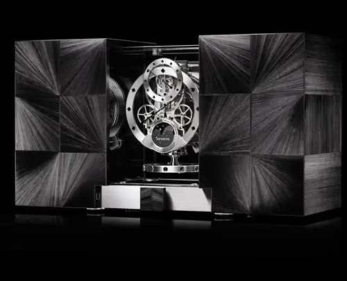 Horloges Atmos en marqueterie de paille noire.